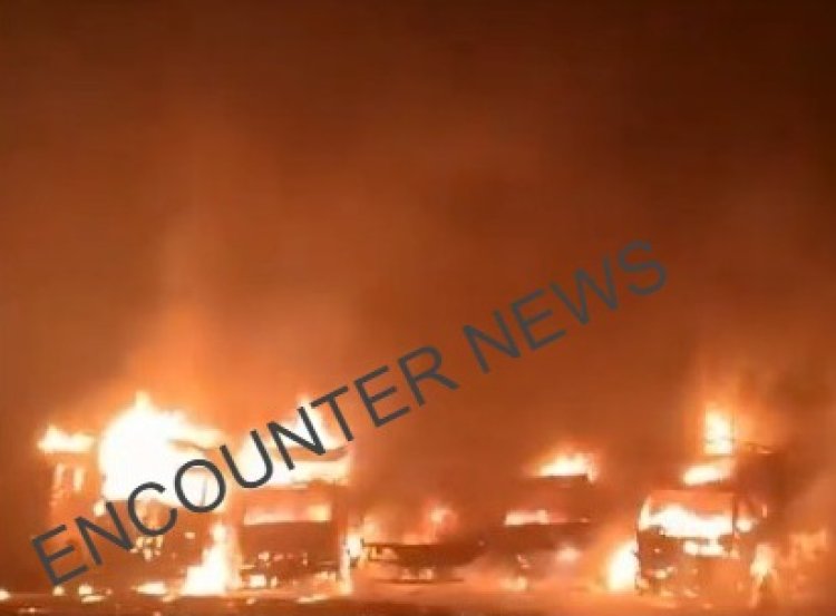 भीषण आग लगने से 7 गाड़ियां जलकर राख, महिला घायल, मौके पर पहुंची दमकल की टीम