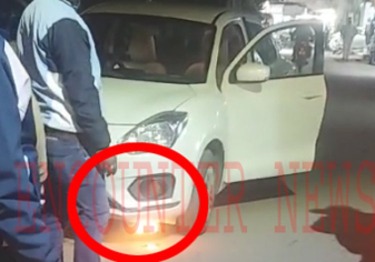 पंजाबः घुमार मंडी में कार को लगी आग, देखें वीडियो