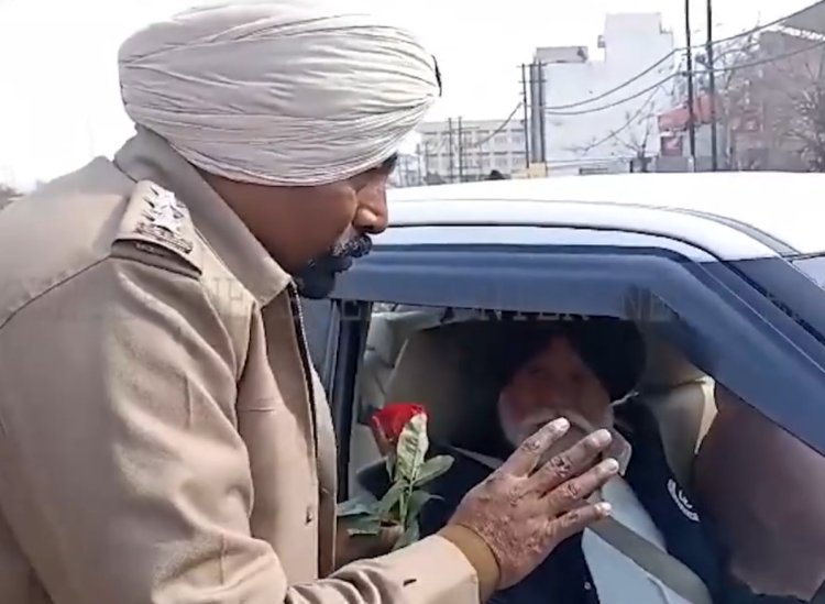 कुछ इस अंदाज में ट्रैफिक पुलिस ने मनाया Rose-Day, देखें वीडियो