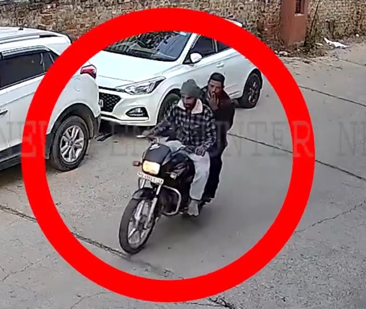 जालंधरः Kohli Glow Signs दफ्तर के बाहर से चंद मिनटों में बाइक लेकर चोर फरार, देखें CCTV