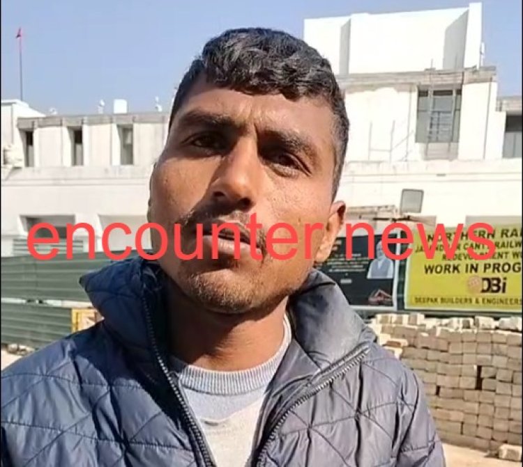 जालंधरः रेलवे स्टेशन पर कर्मी को लगा करंट, कर्मी ने ठेकेदार पर लगाए आरोप, देखें Live