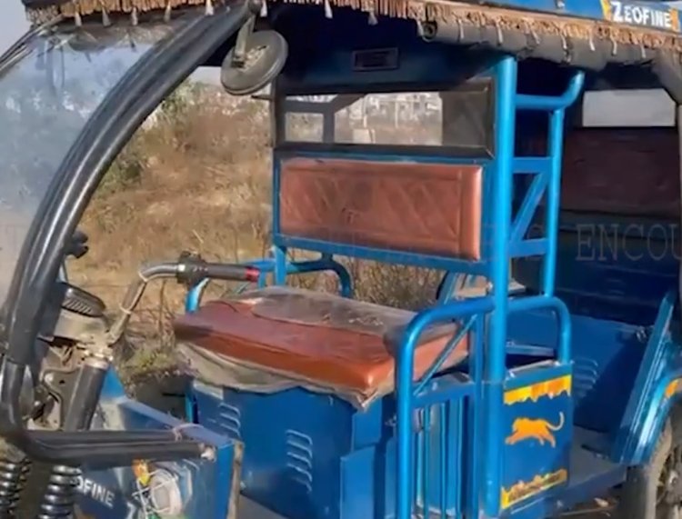 जालंधरः काजी मंडी में चोरों ने 2 ई-रिक्शा को बनाया निशाना, देखें वीडियो 