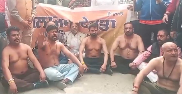 पंजाबः अर्धनग्न होकर कर्मचारियों ने नगर निगम प्रशासन के खिलाफ लगाया धरना, देखें वीडियो