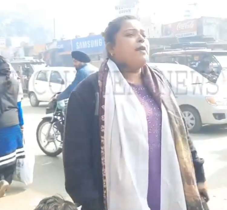 पंजाब : महिला ने थाने के बाहर किया हंगामा, देखें वीडियो