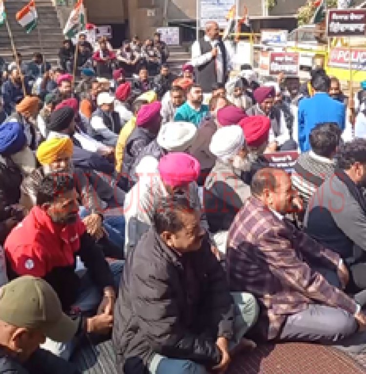 जालंधरः भाजपा के पूर्व कैबिनेट मंत्री के घर कांग्रेस और किसानों ने लगाया धरना, देखें Live 