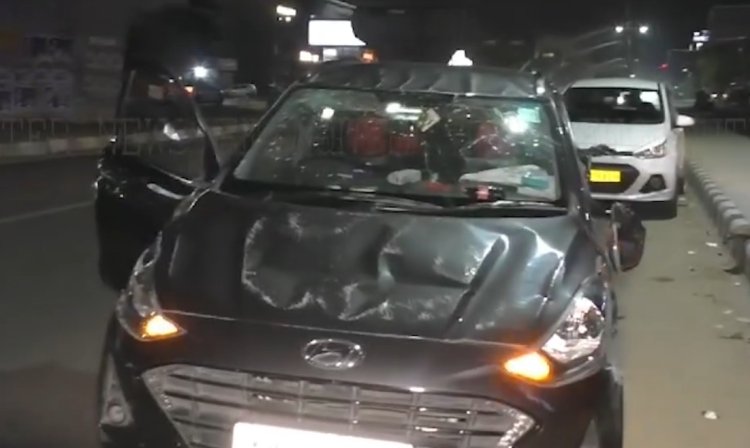 पंजाबः MBD Mall के पास बेकाबू होकर पलटी कार, खड़ी कार भी हुई क्षतिग्रस्त, देखें वीडियो