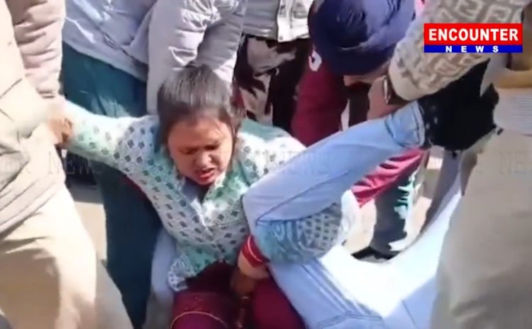 पंजाब : महिला ने कोर्ट के बाहर किया हाई-वोल्टेज ड्रामा, देखें वीडियो