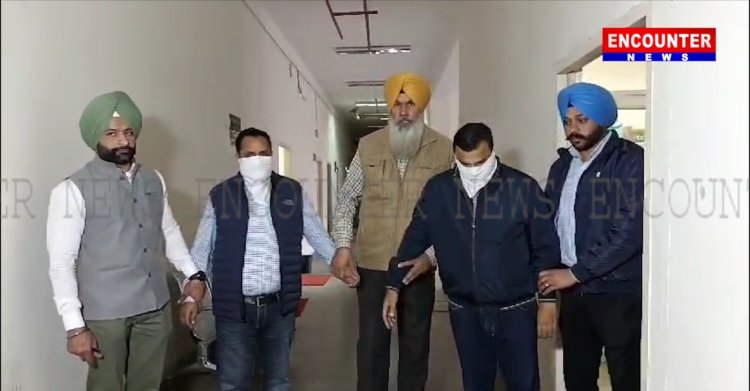 पंजाबः 50 हजार रुपए रिश्वत लेते रंगे हाथों जेई और क्लर्क गिरफ्तार, देखें वीडियो