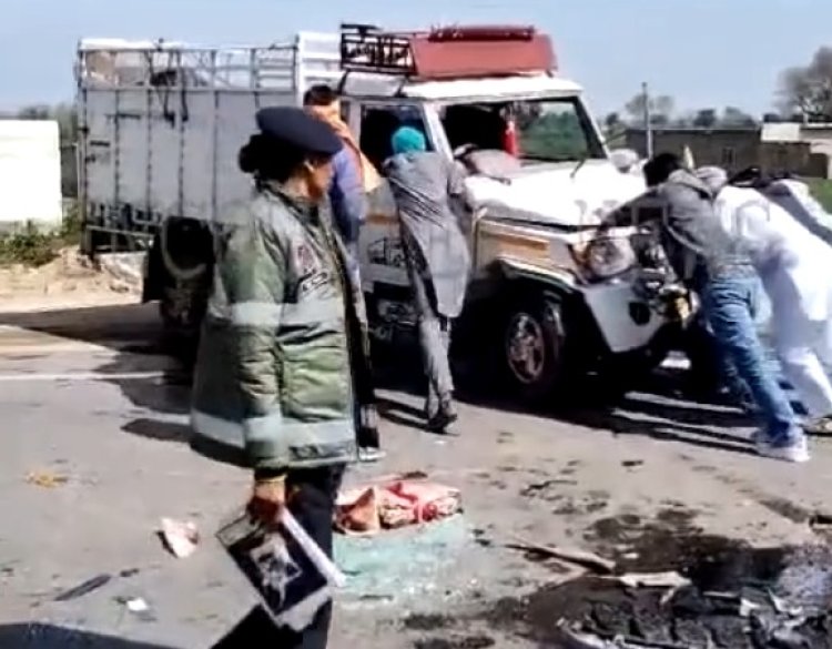 पंजाबः पिकअप और कार में हुई टक्कर में पलटी गाड़िया, उड़े पडखच्चे, देखें वीडियो