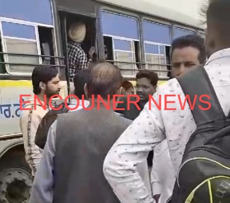 पंजाबः PunBus में कंडक्टर और सवारियों में हुई झड़प, ट्रैफिक जाम, देखें वीडियो