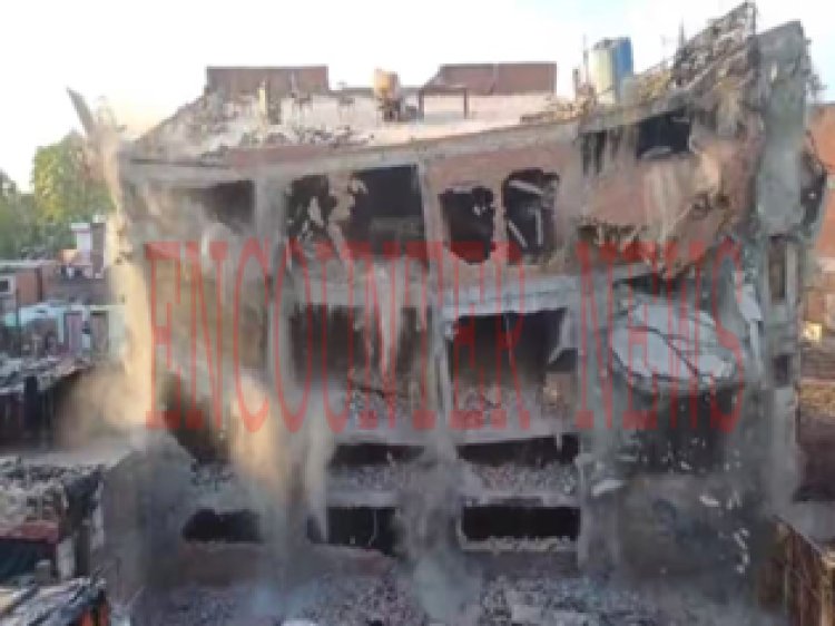 इलाके में गिराई गई 3 मंजिला अवैध इमारत, गरमाया मामला, देखें वीडियो 