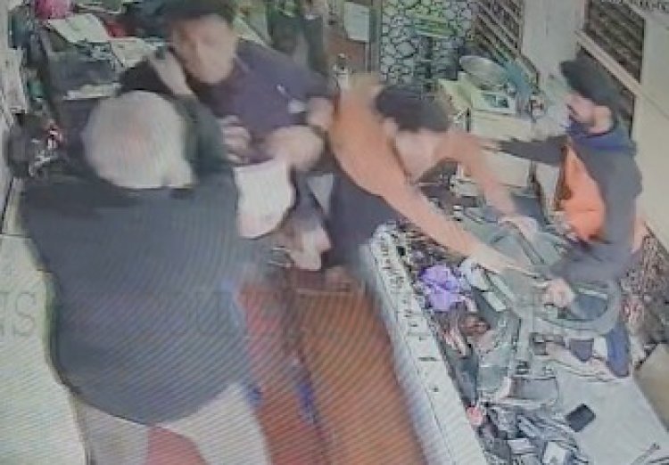 पंजाबः बाजार में दुकान के बाहर एक्टिवा खड़ी करने को लेकर हुआ झगड़ा, देखें CCTV