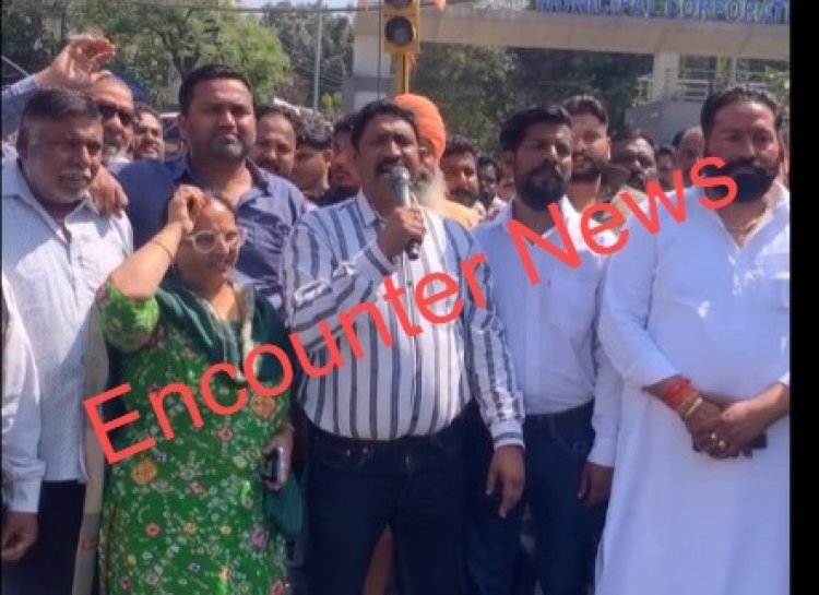 जालंधरः नगर निगम दफ्तर के बाहर कर्मियों ने किया प्रदर्शन, देखें Live