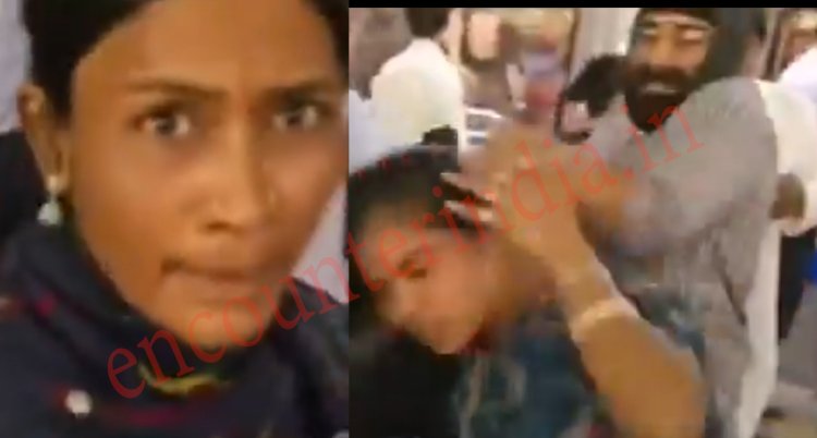Metro में महिला चोर की जमकर हुई पिटाई, देखें चोरी का Live Video