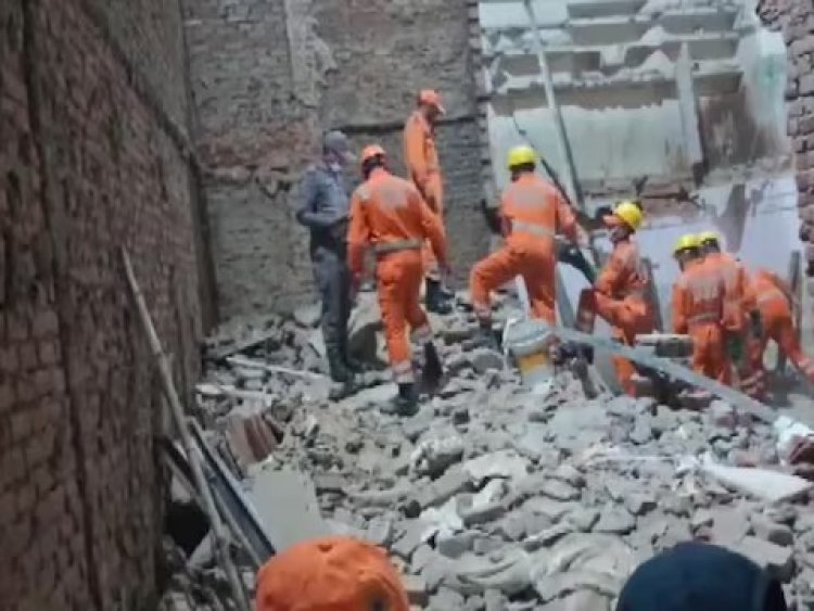 निर्माणाधीन इमारत भरभरा कर गिरी, मलबे में दबने से 2 लोगों की मौत