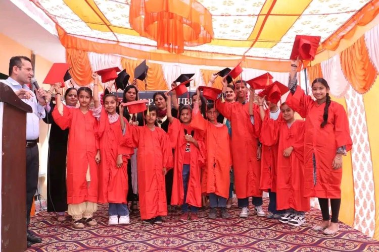 श्री पी.एस.एम पब्लिक स्कूल में ग्रेजुएशन सेरेमनी का हुआ आयोजन, बच्चों ने हवा में उछाली टोपियाँ
