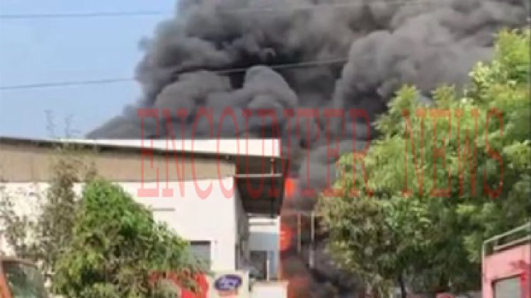 तेल टैंकर गोदाम में लगी आग, आसमान में छाया काले धुएं का गुब्बार, देखें वीडियो