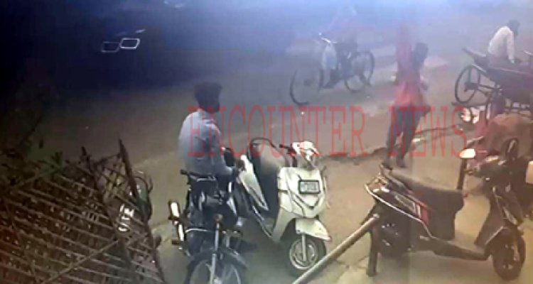 जालंधरः इस मेन चौक पर स्थित अस्पताल के बाहर से बाइक लेकर चोर फरार, देखें वीडियो