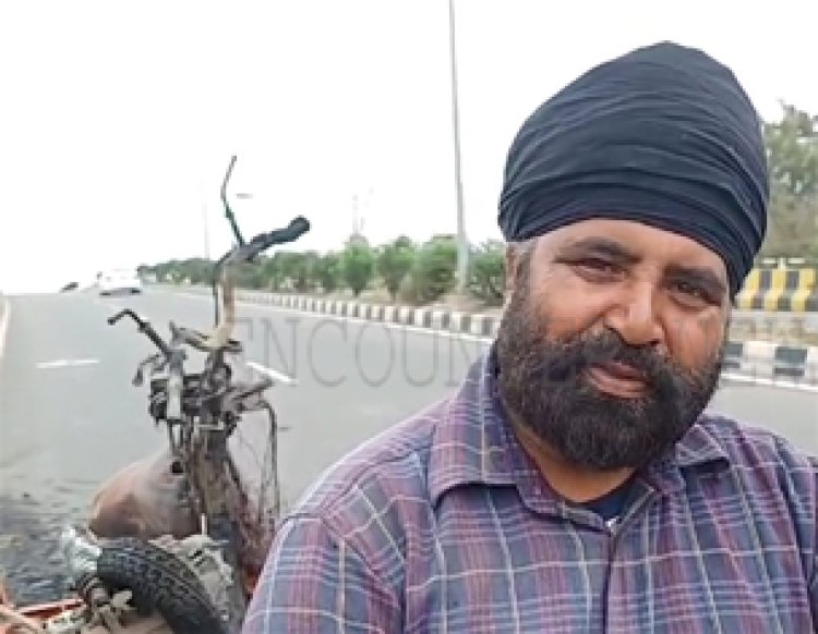 पंजाबः ब्रिज पर चलती एक्टिवा को लगी आग, जलकर हुई राख, देखें वीडियो