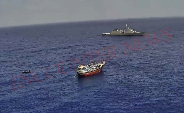 नौसेना ने दिखाई ताकत, समुद्री लुटेरों से 23 को बचाया