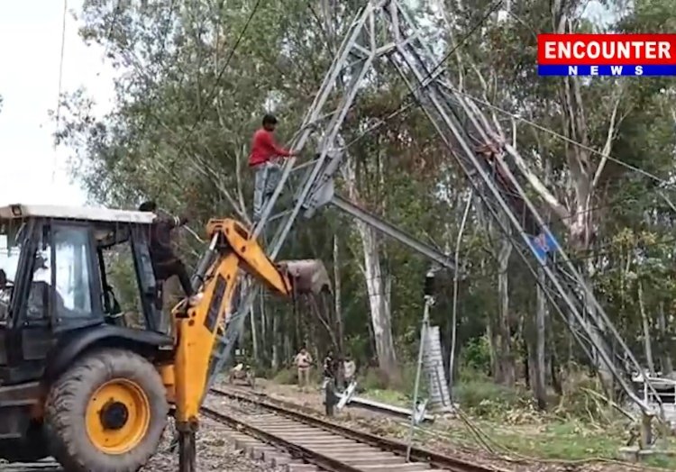 पंजाबः मौसम ने ली करवट, तेज हवाओं के चलते रेलवे ट्रैक पर गिरे बिजली के खंबे, सेवा हुई ठप्प, देखें वीडियो
