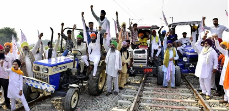 पंजाबः किसानों ने पुतले फूंकने और ट्रेनें रोकने का किया ऐलान