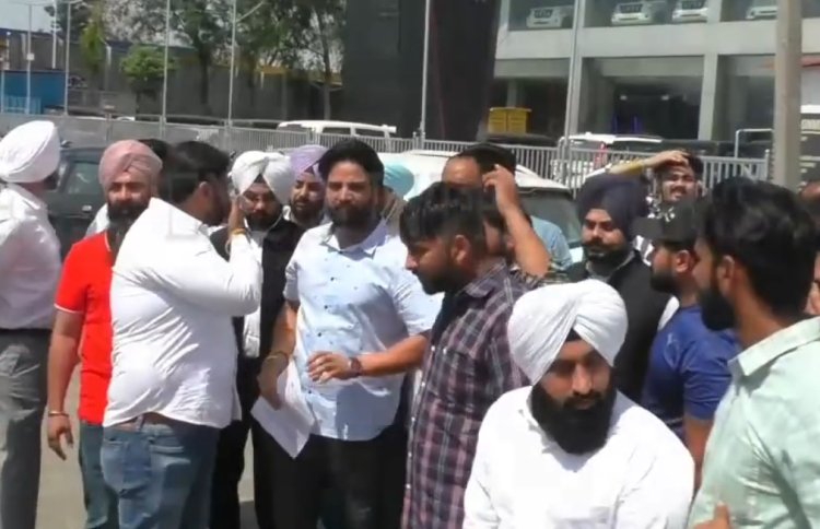 पंजाब : महिंद्रा कंपनी के बाहर लोगों ने लगाया धरना, देखें वीडियो