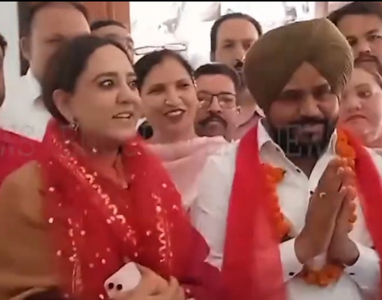पंजाबः आप पार्टी के उम्मीदवार करमजीत अनमोल मंदिर में हुए नतमस्तक, देखें वीडियो
