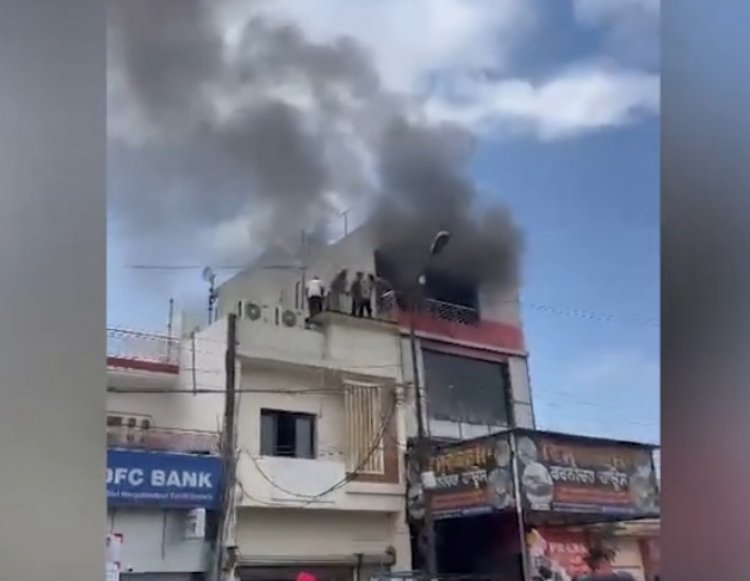 पंजाबः फर्नीचर हाउस में लगी आग, चपेट में आने से मालिक और माता घायल, देखें वीडियो