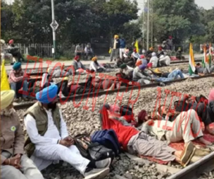 3 दिन से रेलवे ट्रैक पर बैठ किसान, जनता हो रही परेशान 
