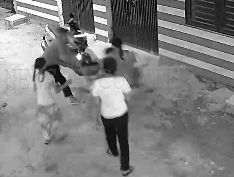 पंजाबः पड़ोसियों में हुई झड़प, महिलाओं में चले डंडे, देखें CCTV