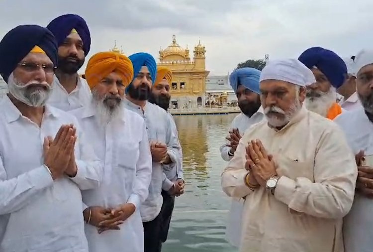 जालंधर : अकाली दल के उम्मीदवार Mohinder Singh KP ने दरबार साहिब में टेका माथा, देखें वीडियो