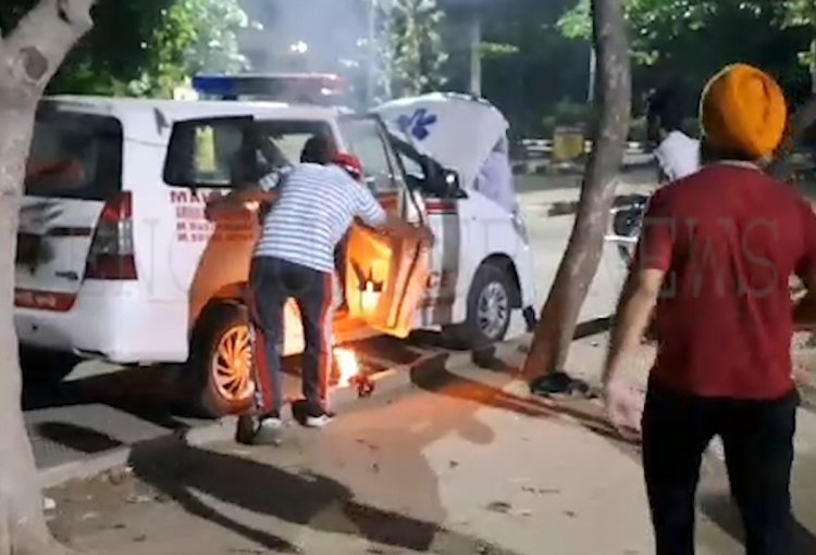 पंजाबः सिविल अस्पताल में एम्बुलेंस में लगी आग, देखें वीडियो