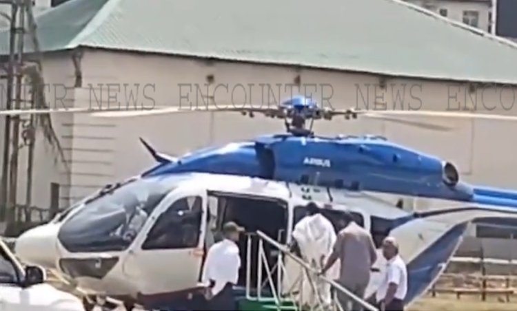 बड़ी खबरः हेलिकॉप्टर में चढ़ते वक्त गिरने से CM चोटिल, देखें वीडियो