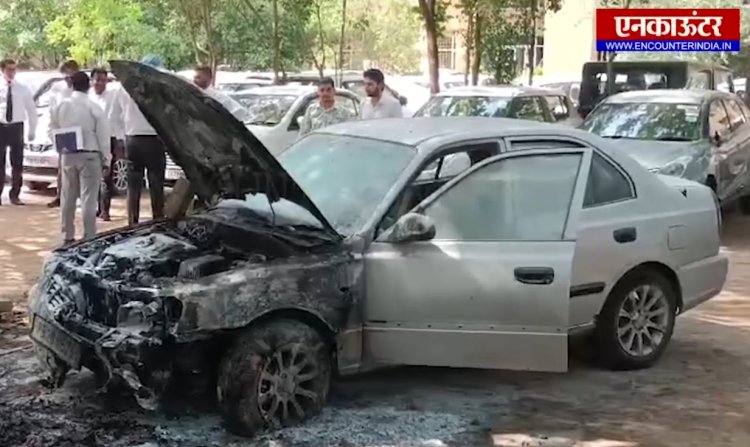 पंजाबः कोर्ट कॉप्लेक्स में बनी पार्किंग में खड़ी कार को लगी आग, मचा हड़कंप, देखें वीडियो