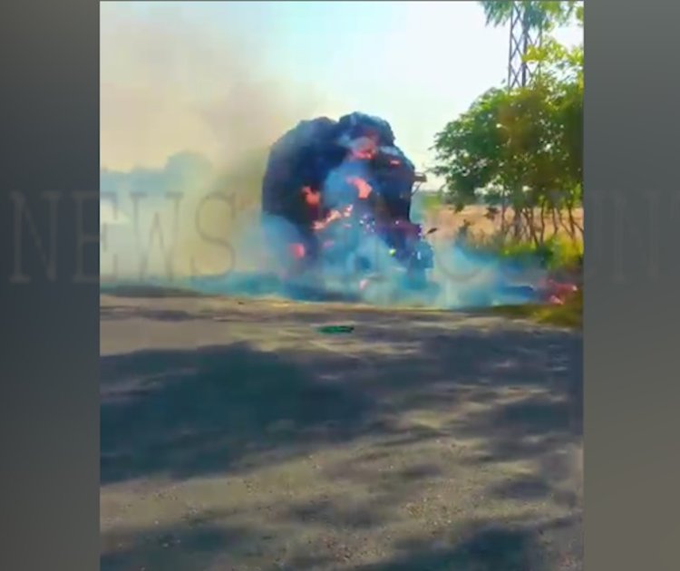 पंजाबः तूड़ी से भरे ट्रक में लगी भीषण आग, देखें वीडियो