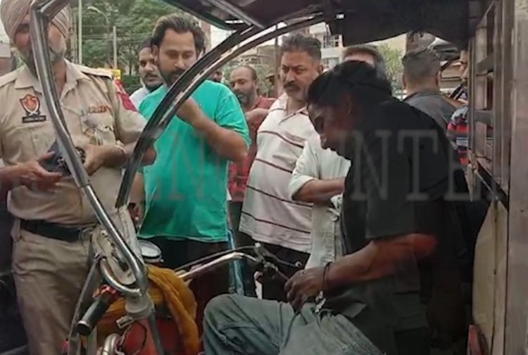 पंजाब : नशे में धुत्त ई-रिक्शा चालक ने गाड़ी को मारी टक्कर, देखें वीडियो